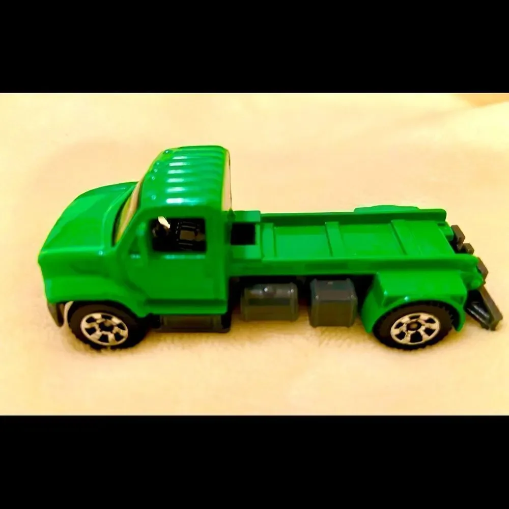 Matchbox MB695 2006 Green Utility Truck Die Cast.
